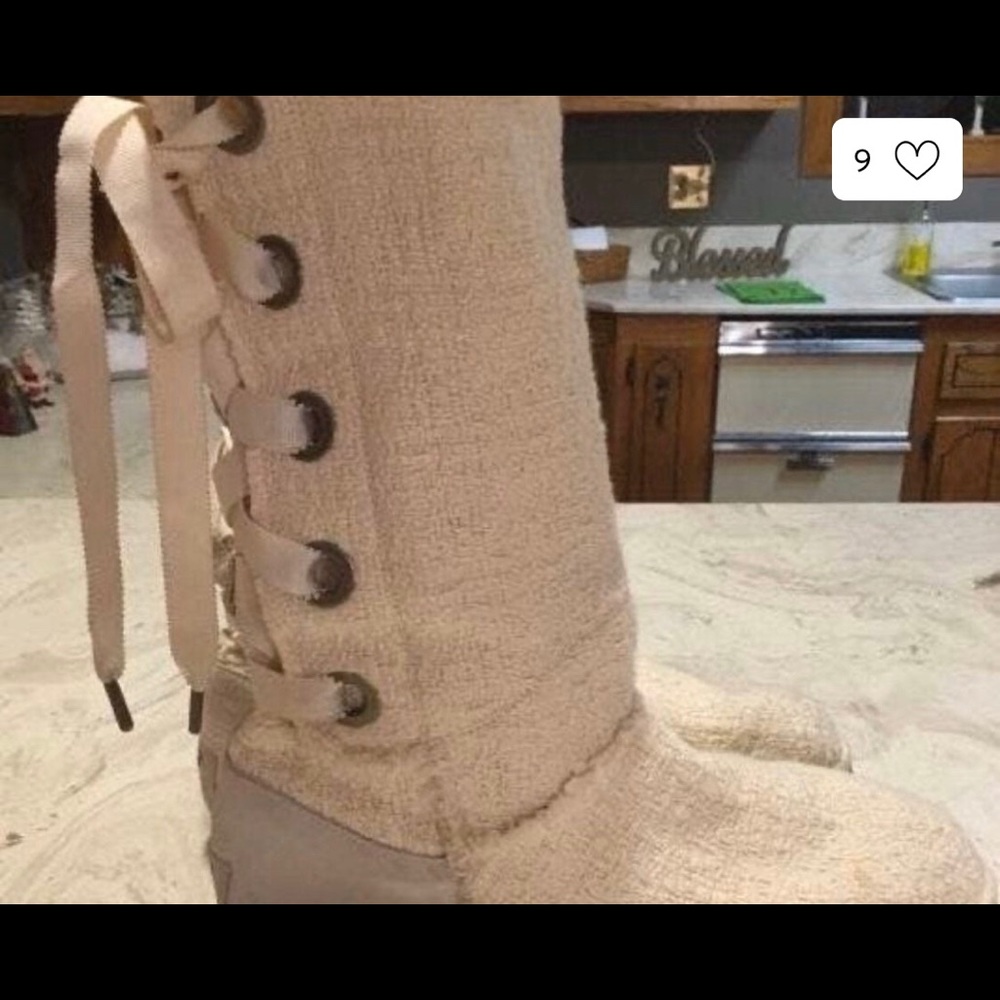 Ugg Heirloom boots size 8. Excellent condition.